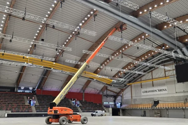 VIsar belysningsbyte på 30 meters höjd inomhus i arena.