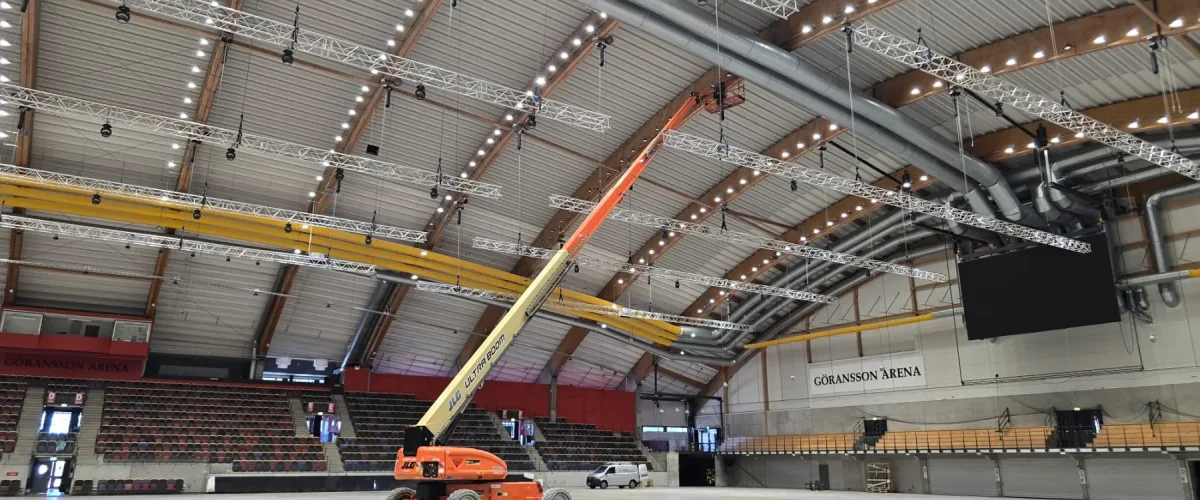VIsar belysningsbyte på 30 meters höjd inomhus i arena.